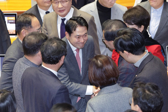 역대 최장 필리버스터 마친 장동혁