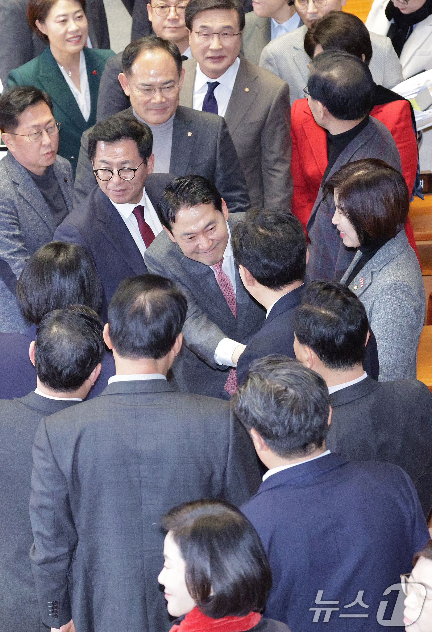 (서울=뉴스1) 신웅수 기자 = 장동혁 국민의힘 대표가 23일 서울 여의도 국회에서 열린 제430회국회(임시회) 제2차 본회의에서 '12·3 윤석열 비상계엄 등에 대한 전담재판부 …