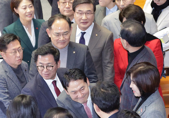 동료 의원들 격려 받는 장동혁