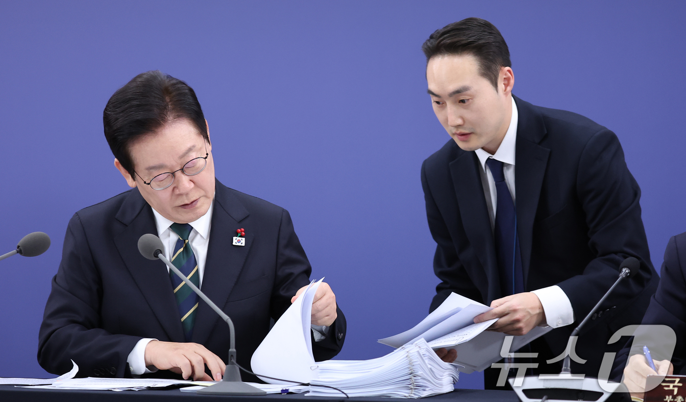 (부산=뉴스1) 이재명 기자 = 이재명 대통령이 23일 부산 동구 해양수산부 청사에서 열린 국무회의에서 자료를 살펴보고 있다. (대통령실통신사진기자단) 2025.12.23/뉴스1