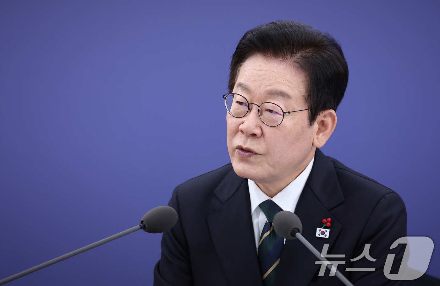 (부산=뉴스1) 이재명 기자 = 이재명 대통령이 23일 부산 동구 해양수산부 청사에서 열린 국무회의에서 발언하고 있다. (대통령실통신사진기자단) 2025.12.23/뉴스1