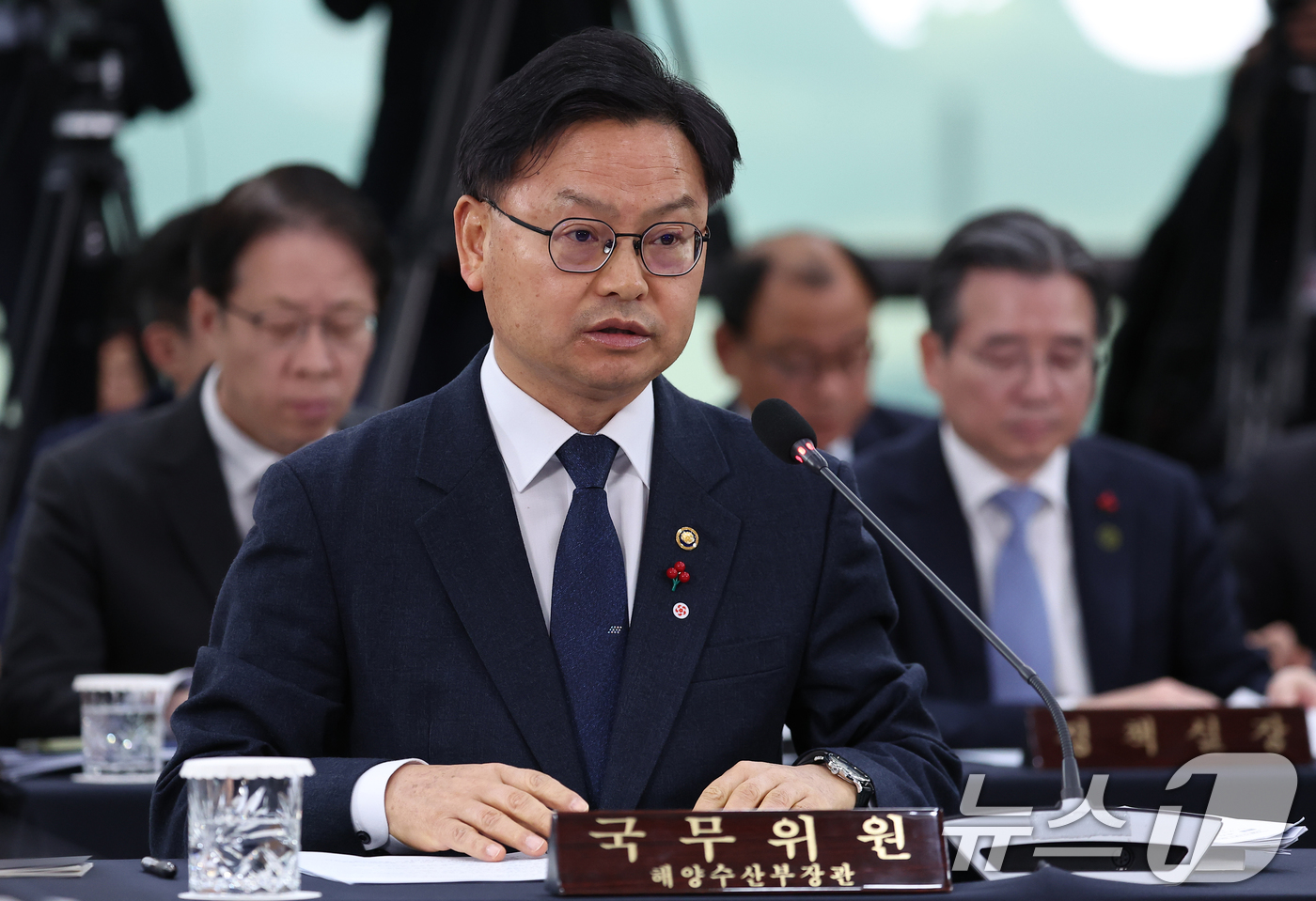 (부산=뉴스1) 이재명 기자 = 김성범 해양수산부 장관 직무대행이 23일 부산 동구 해양수산부 청사에서 열린 국무회의에서 업무보고를 하고 있다. (대통령실통신사진기자단) 2025. …