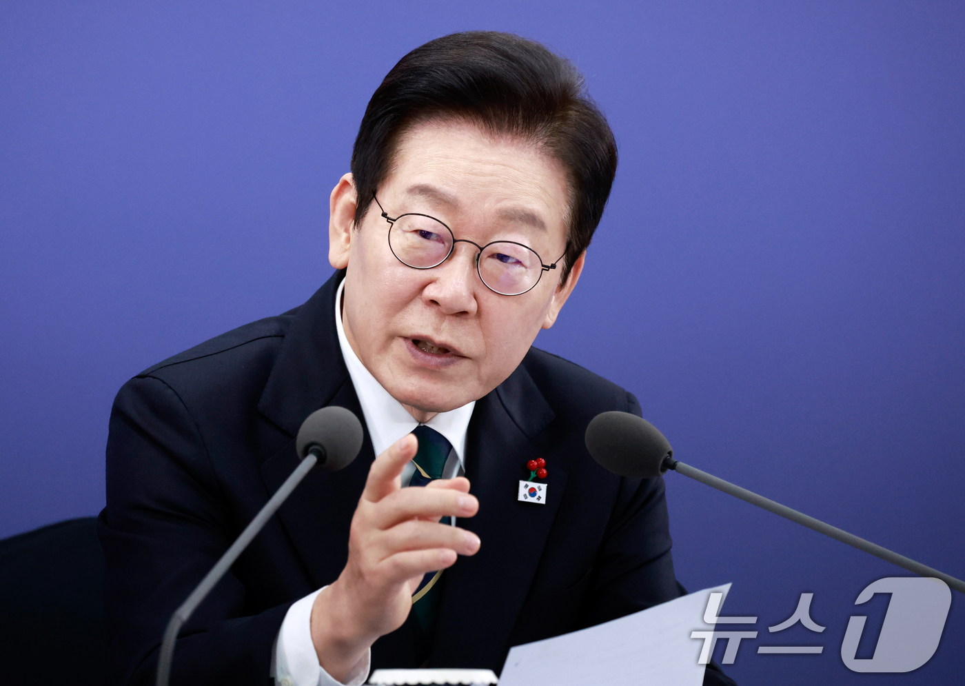 (부산=뉴스1) 허경 기자 = 이재명 대통령이 23일 부산 동구 해양수산부 청사에서 열린 국무회의에서 발언하고 있다. (대통령실통신사진기자단) 2025.12.23/뉴스1