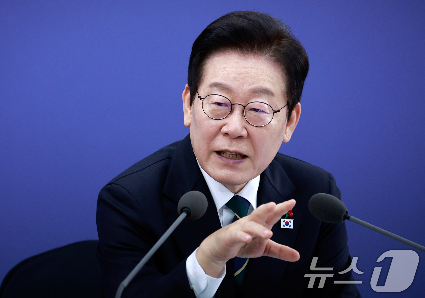 (부산=뉴스1) 허경 기자 = 이재명 대통령이 23일 부산 동구 해양수산부 청사에서 열린 국무회의에서 발언하고 있다. (대통령실통신사진기자단) 2025.12.23/뉴스1