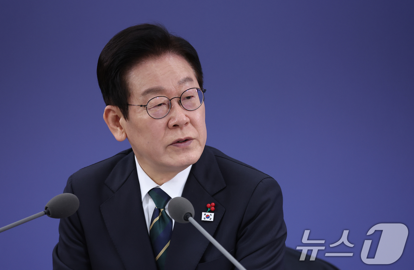 (부산=뉴스1) 이재명 기자 = 이재명 대통령이 23일 부산 동구 해양수산부 청사에서 열린 국무회의에서 발언하고 있다. (대통령실통신사진기자단) 2025.12.23/뉴스1