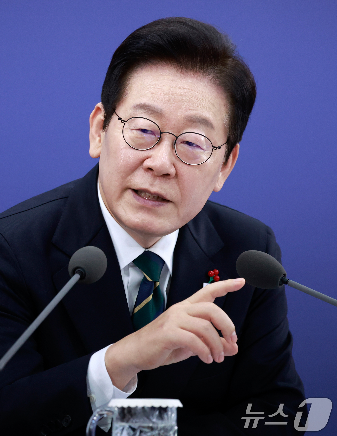 (부산=뉴스1) 허경 기자 = 이재명 대통령이 23일 부산 동구 해양수산부 청사에서 열린 국무회의에서 발언하고 있다. (대통령실통신사진기자단) 2025.12.23/뉴스1