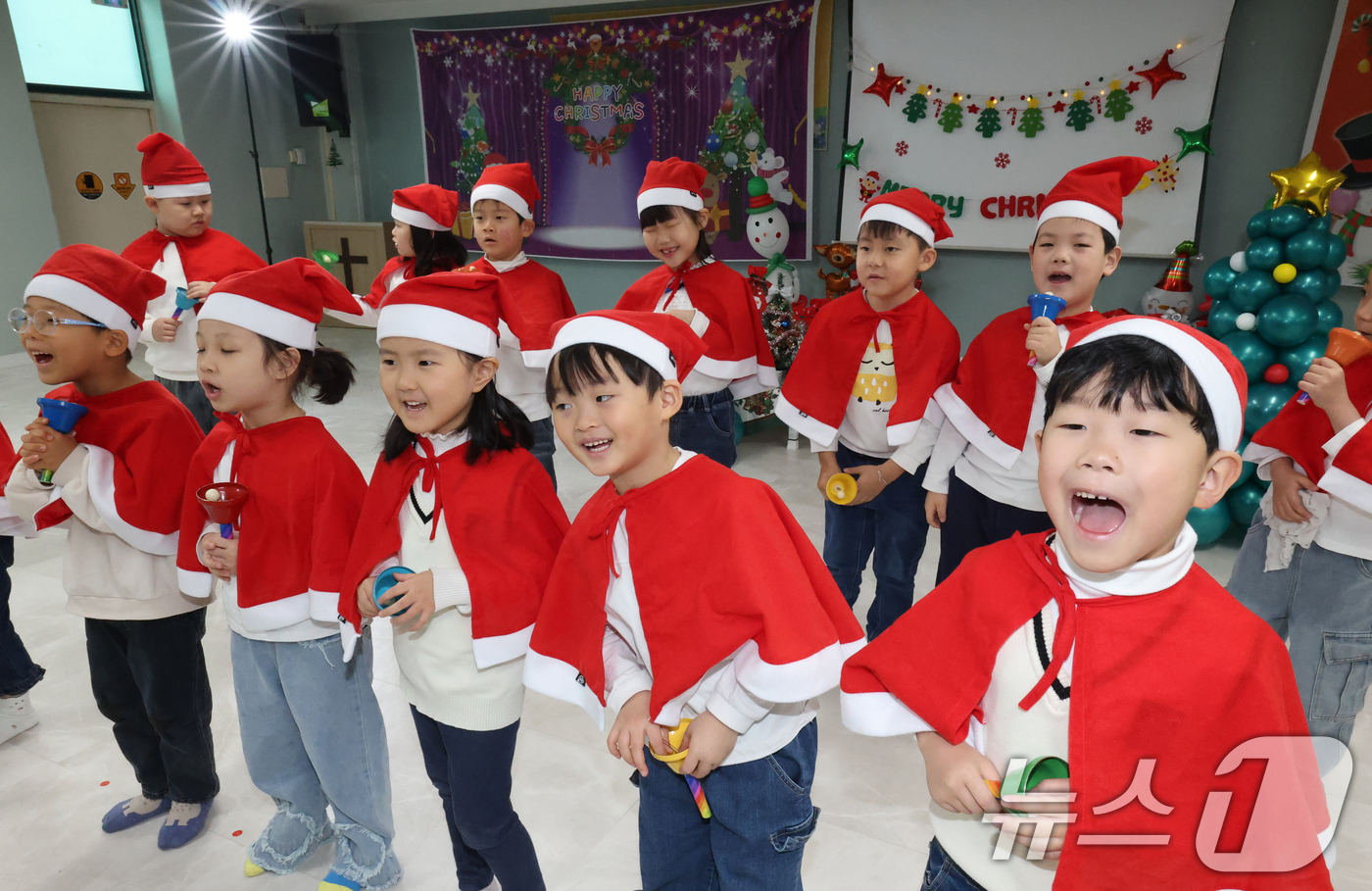 (수원=뉴스1) 김영운 기자 = 크리스마스를 이틀 앞둔 23일 경기 수원시 팔달구 샬롬어린이집에서 아이들이 캐럴을 부르고 있다. 2025.12.23/뉴스1