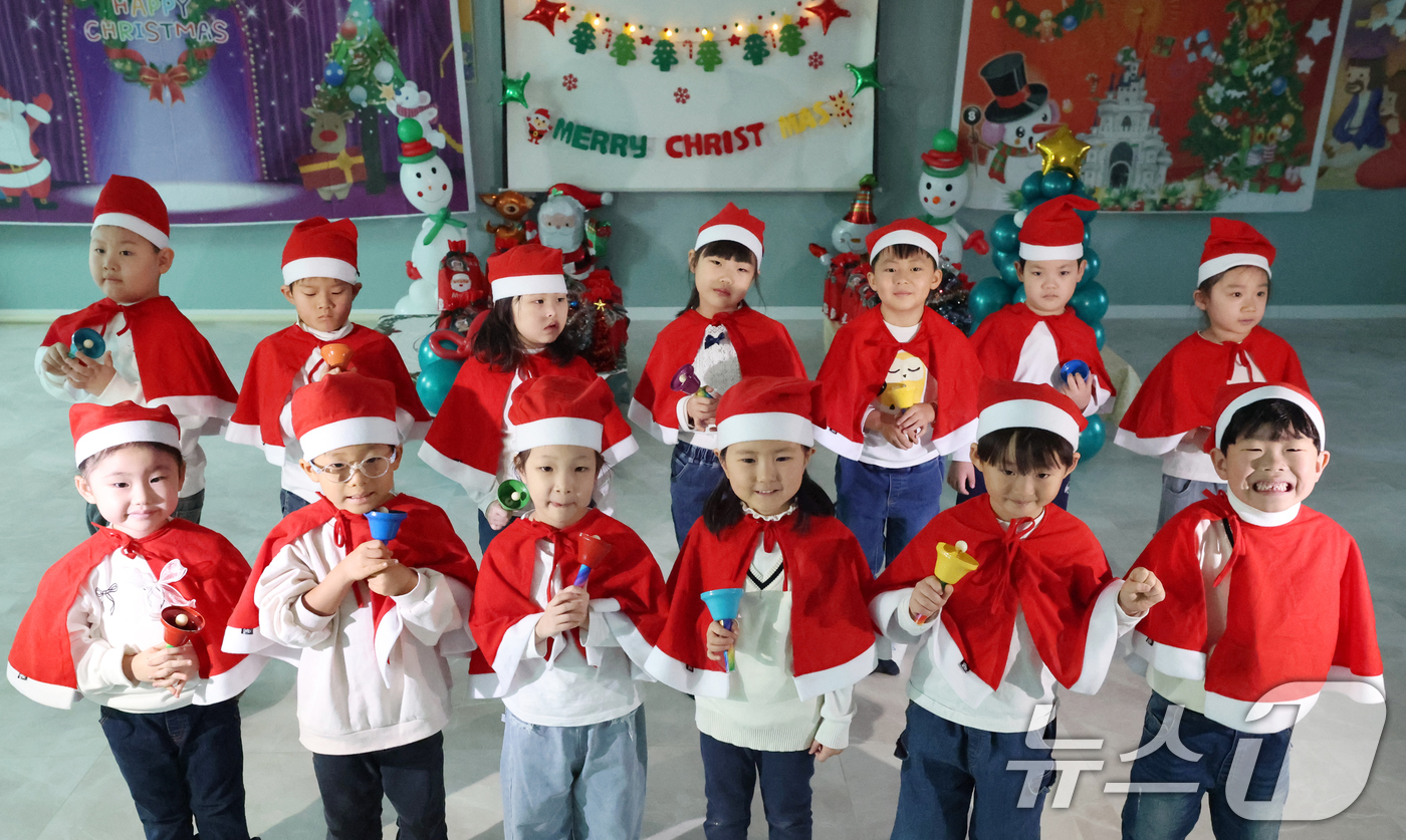 (수원=뉴스1) 김영운 기자 = 크리스마스를 이틀 앞둔 23일 경기 수원시 팔달구 샬롬어린이집에서 아이들이 캐럴을 부르고 있다. 2025.12.23/뉴스1