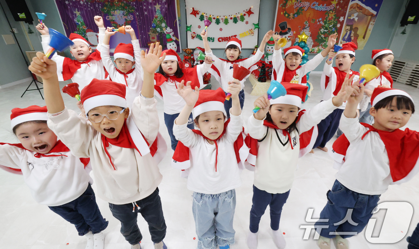 (수원=뉴스1) 김영운 기자 = 크리스마스를 이틀 앞둔 23일 경기 수원시 팔달구 샬롬어린이집에서 아이들이 캐럴을 부르고 있다. 2025.12.23/뉴스1