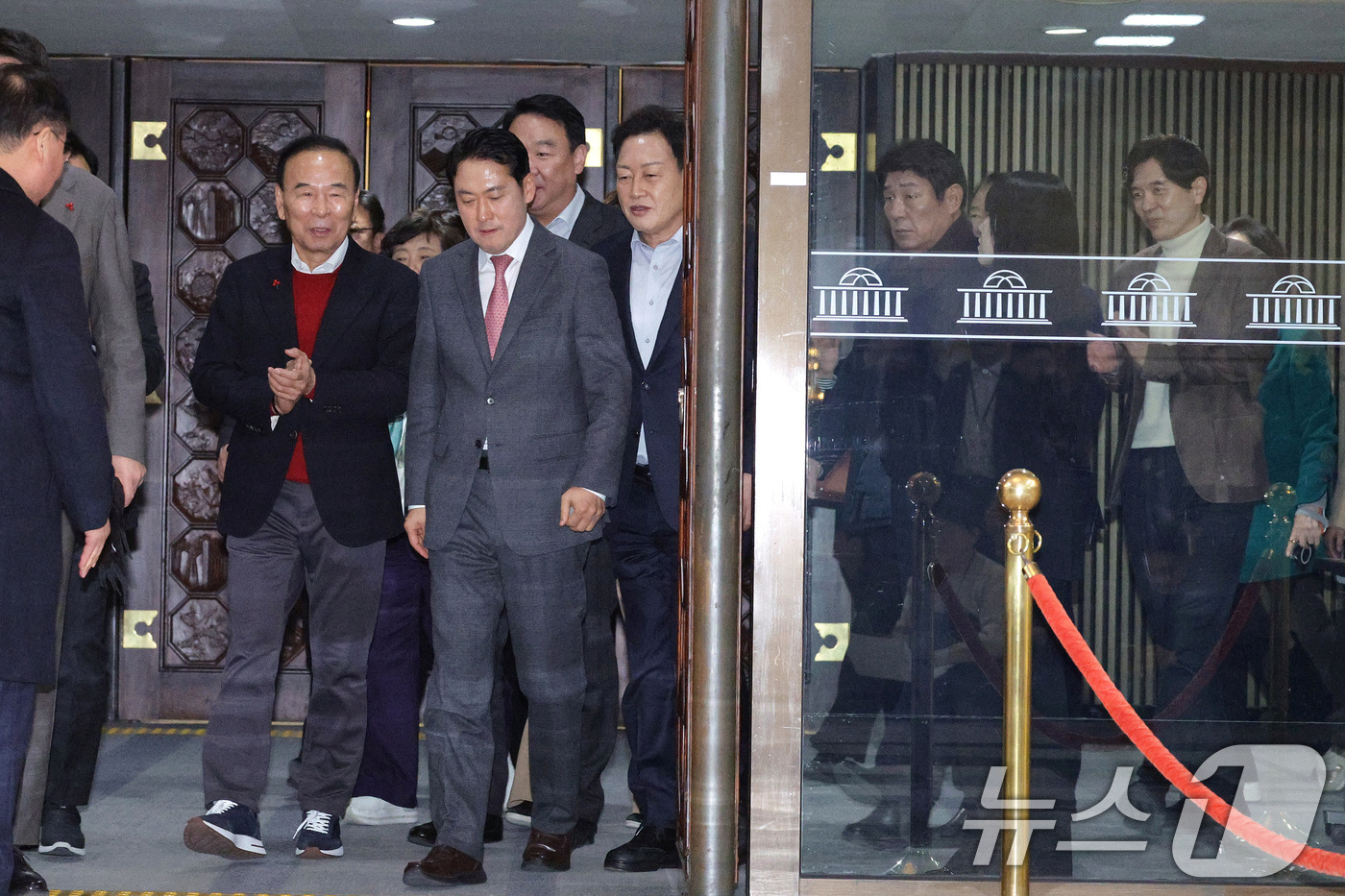 (서울=뉴스1) 신웅수 기자 = 장동혁 국민의힘 대표가 23일 서울 여의도 국회에서 열린 제430회국회(임시회) 제2차 본회의에서 '12·3 윤석열 비상계엄 등에 대한 전담재판부 …