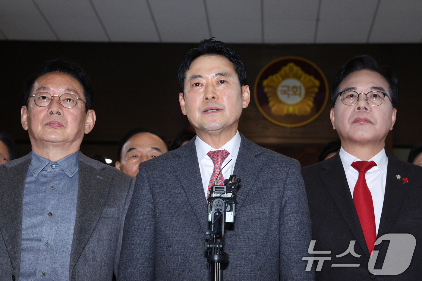 (서울=뉴스1) 신웅수 기자 = 장동혁 국민의힘 대표가 23일 서울 여의도 국회에서 열린 제430회국회(임시회) 제2차 본회의에서 '12·3 윤석열 비상계엄 등에 대한 전담재판부 …