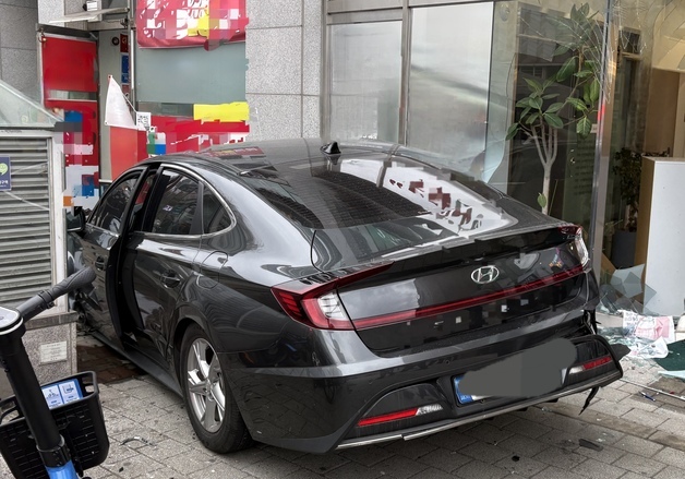 용인 성복역 인근 상가로 80대 몰던 차량 돌진…1명 경상