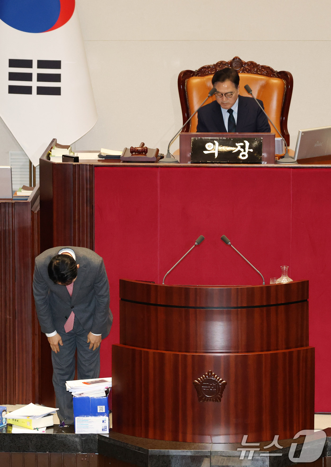 (서울=뉴스1) 이승배 기자 = 23일 서울 여의도 국회에서 열린 제430회국회(임시회) 제2차 본회의에서 장동혁 국민의힘 대표가 12·3 윤석열 비상계엄 등에 대한 전담재판부 설 …