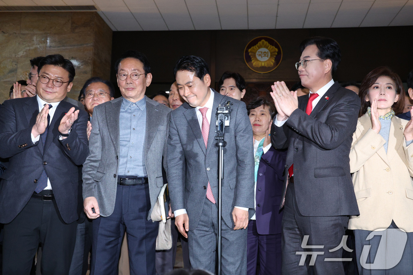 (서울=뉴스1) 신웅수 기자 = 장동혁 국민의힘 대표가 23일 서울 여의도 국회에서 열린 제430회국회(임시회) 제2차 본회의에서 '12·3 윤석열 비상계엄 등에 대한 전담재판부 …