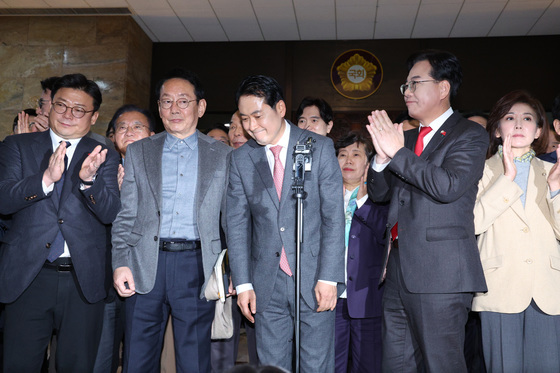 동료 의원들 박수 받는 장동혁