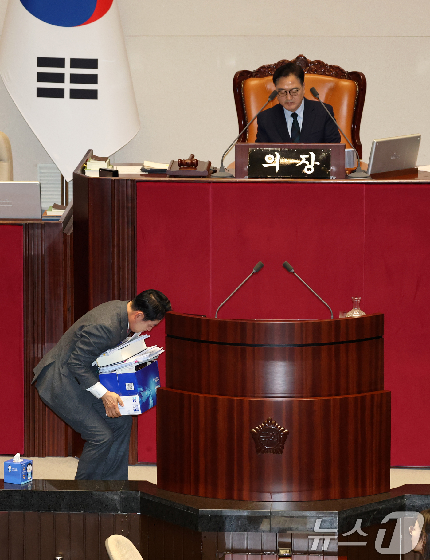 (서울=뉴스1) 이승배 기자 = 23일 서울 여의도 국회에서 열린 제430회국회(임시회) 제2차 본회의에서 장동혁 국민의힘 대표가 12·3 윤석열 비상계엄 등에 대한 전담재판부 설 …