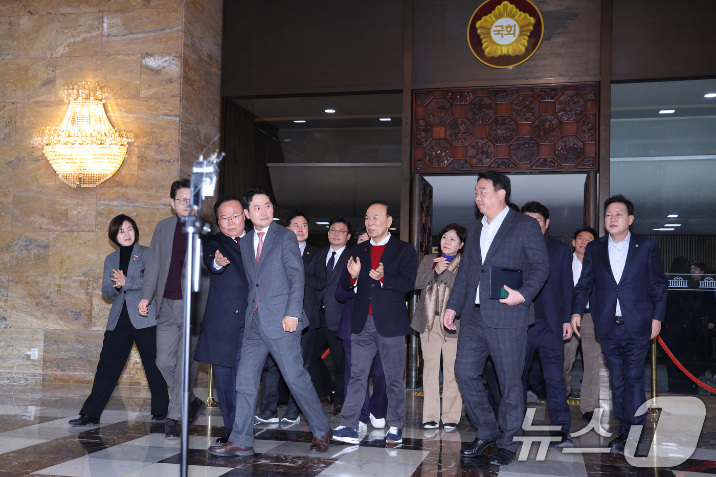 (서울=뉴스1) 신웅수 기자 = 장동혁 국민의힘 대표가 23일 서울 여의도 국회에서 열린 제430회국회(임시회) 제2차 본회의에서 '12·3 윤석열 비상계엄 등에 대한 전담재판부 …