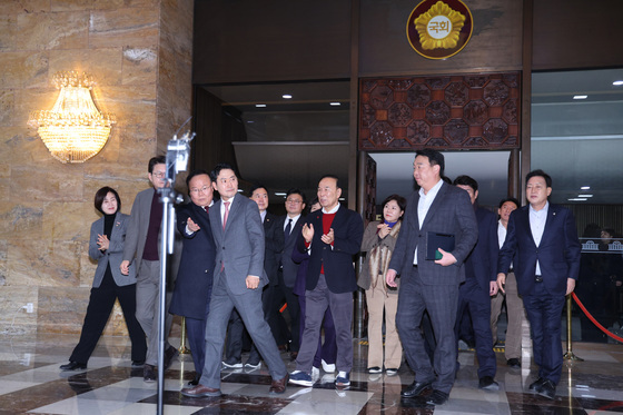 본회의장 나서는 장동혁 대표