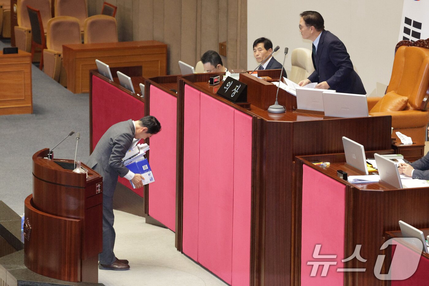본문 이미지 - 장동혁 국민의힘 대표가 23일 서울 여의도 국회에서 열린 제430회국회(임시회) 제2차 본회의에서 '12·3 윤석열 비상계엄 등에 대한 전담재판부 설치 및 제보자 보호 등에 관한 특별법안(대안)에 대한 수정안'에 대한 무제한 토론(필리버스터)을 마친 후 우원식 국회의장에게 인사하고 있다. 2025.12.23/뉴스1 ⓒ News1 신웅수 기자