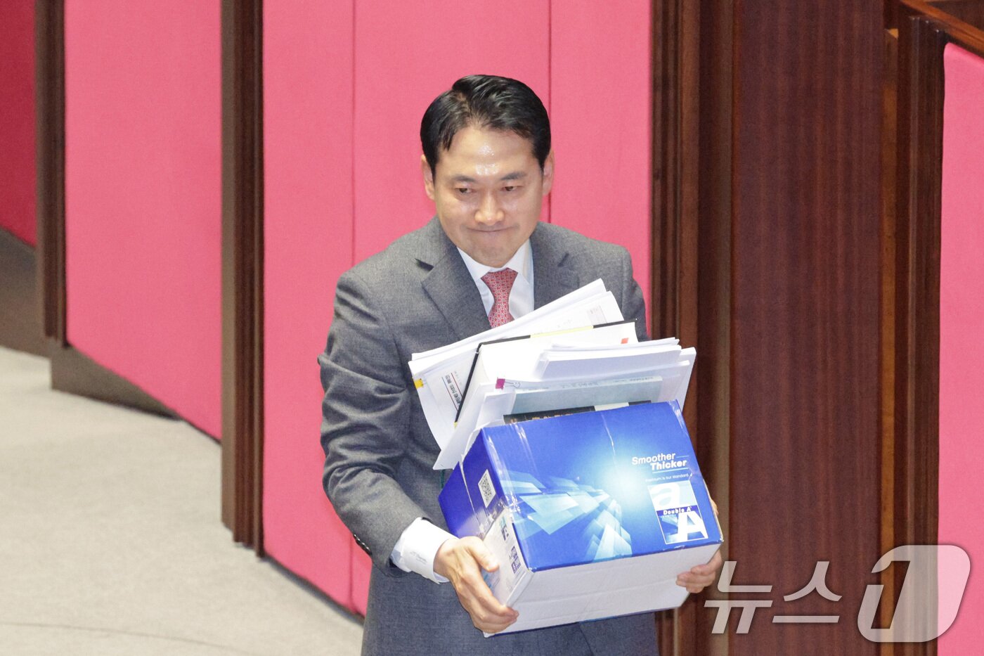 본문 이미지 - 장동혁 국민의힘 대표가 23일 서울 여의도 국회에서 열린 제430회국회(임시회) 제2차 본회의에서 '12·3 윤석열 비상계엄 등에 대한 전담재판부 설치 및 제보자 보호 등에 관한 특별법안(대안)에 대한 수정안'에 대한 무제한 토론(필리버스터)을 마친 후 본회의장을 나서고 있다. 2025.12.23/뉴스1 ⓒ News1 신웅수 기자