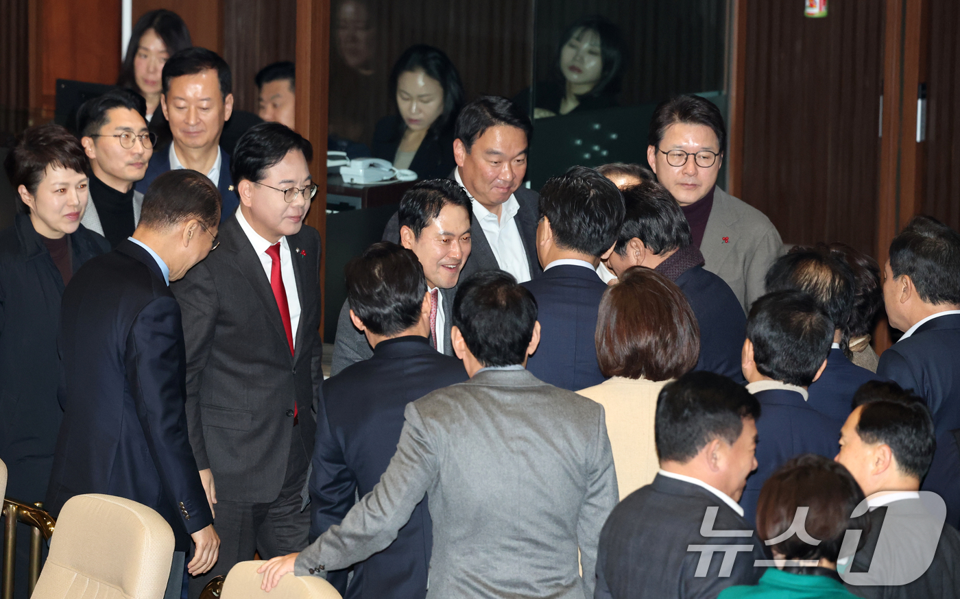 (서울=뉴스1) 이승배 기자 = 23일 서울 여의도 국회에서 열린 제430회국회(임시회) 제2차 본회의에서 장동혁 국민의힘 대표가 12·3 윤석열 비상계엄 등에 대한 전담재판부 설 …