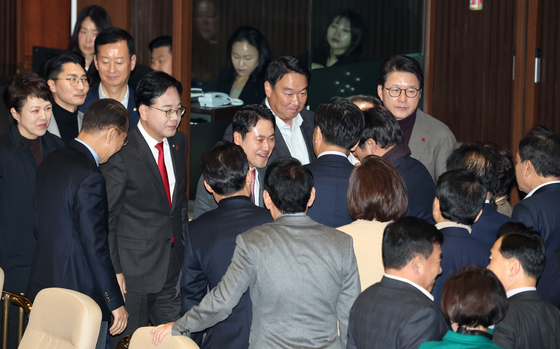 최장 필리버스터 마친 장동혁 대표