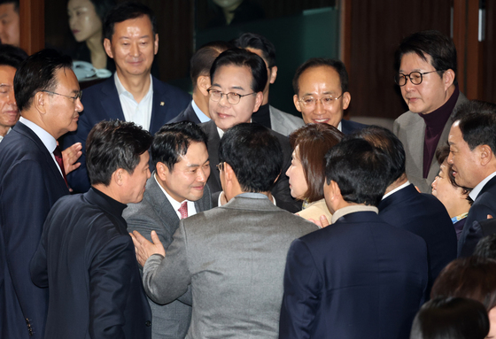 나경원 의원과 인사하는 장동혁 대표