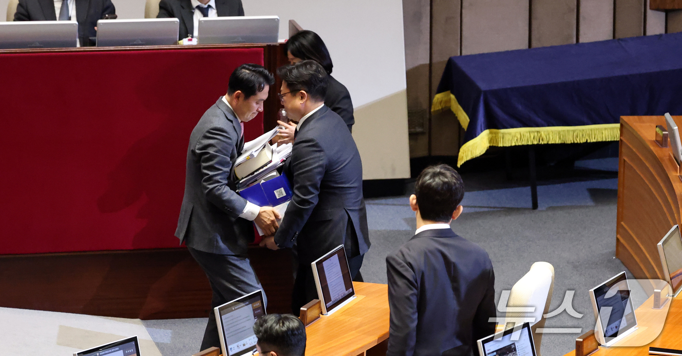 (서울=뉴스1) 이승배 기자 = 23일 서울 여의도 국회에서 열린 제430회국회(임시회) 제2차 본회의에서 장동혁 국민의힘 대표가 12·3 윤석열 비상계엄 등에 대한 전담재판부 설 …