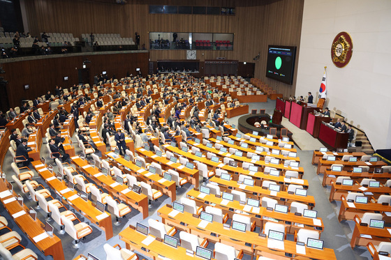 '재수정' 허위조작정보 근절법 본회의 상정…국힘 필버 돌입
