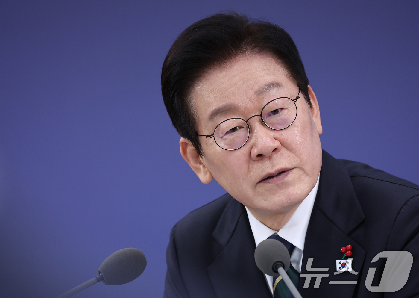 (부산=뉴스1) 이재명 기자 = 이재명 대통령이 23일 부산 동구 해양수산부 청사에서 열린 국무회의에서 발언을 듣고 있다. (대통령실통신사진기자단) 2025.12.23/뉴스1