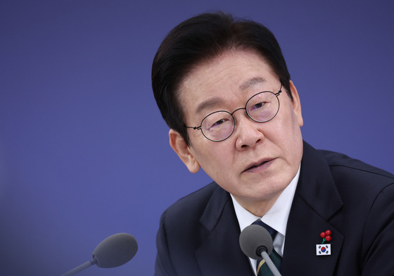 李 "업무보고 통해 공직사회 전체 살아 움직여…신상필벌 명확히"(종합)