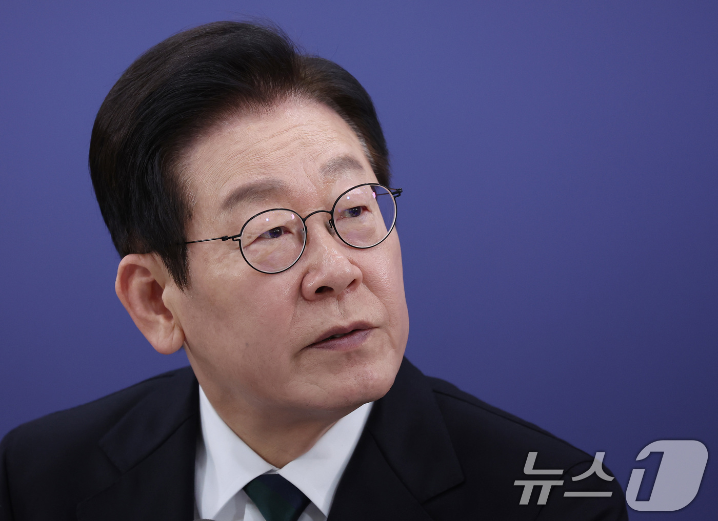 (부산=뉴스1) 이재명 기자 = 이재명 대통령이 23일 부산 동구 해양수산부 청사에서 열린 국무회의에서 발언을 듣고 있다. (대통령실통신사진기자단) 2025.12.23/뉴스1