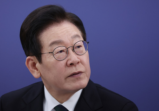 발언 경청하는 이재명 대통령