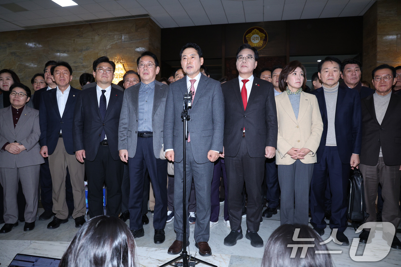 (서울=뉴스1) 신웅수 기자 = 장동혁 국민의힘 대표가 23일 서울 여의도 국회에서 열린 제430회국회(임시회) 제2차 본회의에서 '12·3 윤석열 비상계엄 등에 대한 전담재판부 …