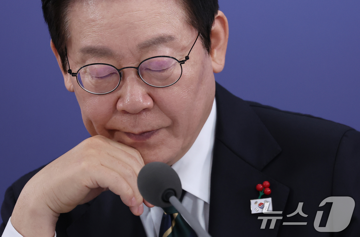 (부산=뉴스1) 이재명 기자 = 이재명 대통령이 23일 부산 동구 해양수산부 청사에서 열린 국무회의에서 발언을 듣고 있다. (대통령실통신사진기자단) 2025.12.23/뉴스1