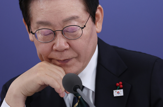 국무위원 발언 듣는 이재명 대통령