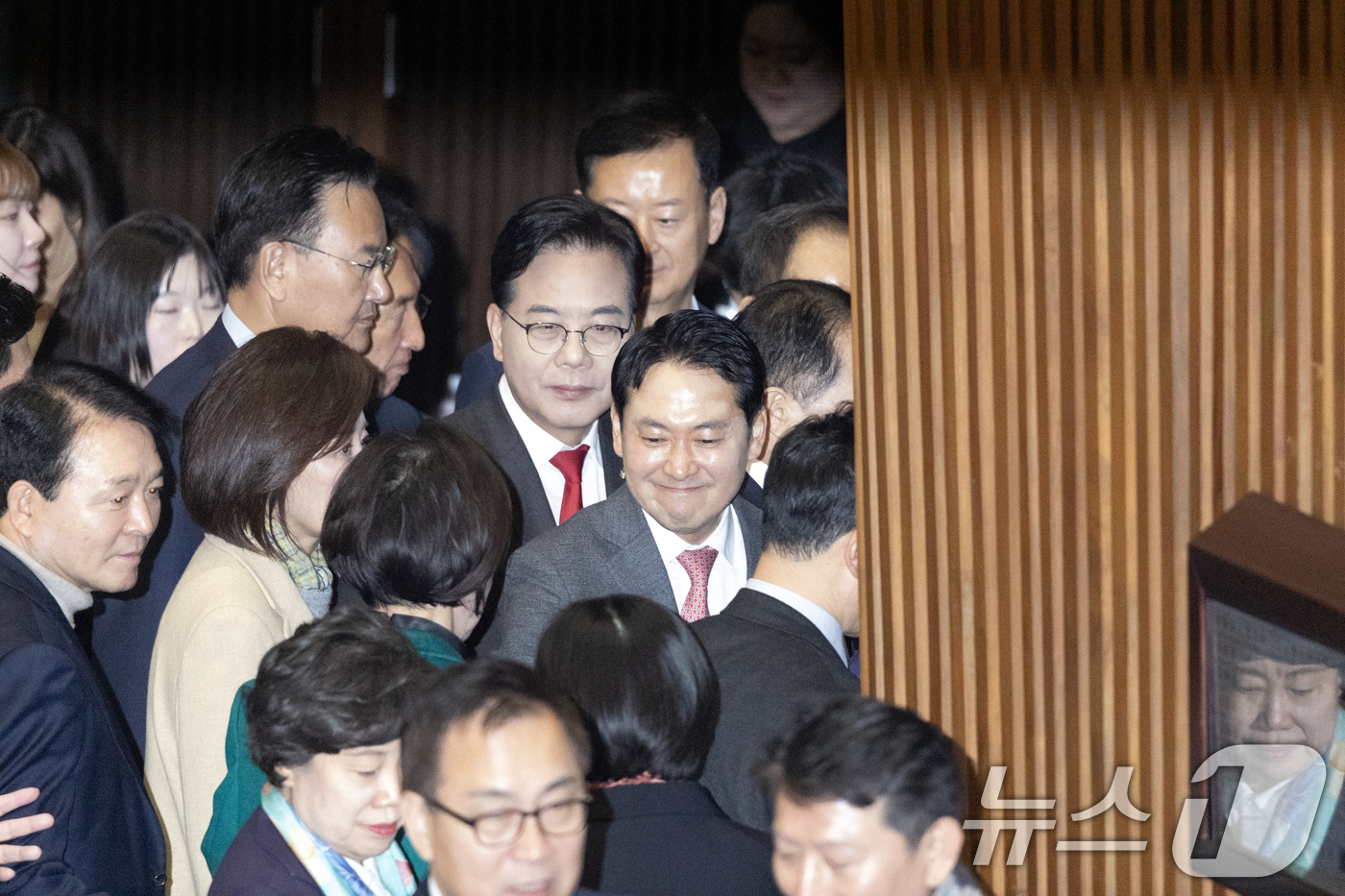 (서울=뉴스1) 이승배 기자 = 23일 서울 여의도 국회에서 열린 제430회국회(임시회) 제2차 본회의에서 장동혁 국민의힘 대표가 12·3 윤석열 비상계엄 등에 대한 전담재판부 설 …