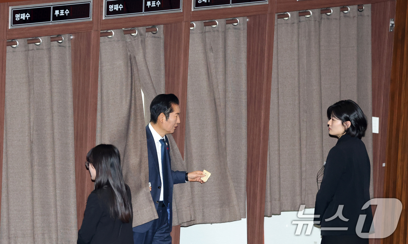 (서울=뉴스1) 이승배 기자 = 23일 서울 여의도 국회에서 열린 제430회국회(임시회) 제2차 본회의에서 12·3 윤석열 비상계엄 등에 대한 전담재판부 설치 및 제보자 보호 등에 …