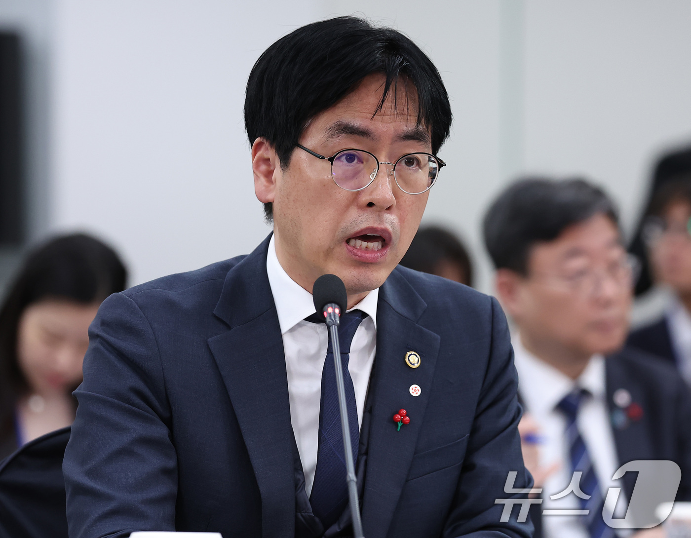 (부산=뉴스1) 이재명 기자 = 김민재 행정안전부 차관 23일 부산 동구 해양수산부 청사에서 열린 국무회의에서 발언하고 있다. (대통령실통신사진기자단) 2025.12.23/뉴스1