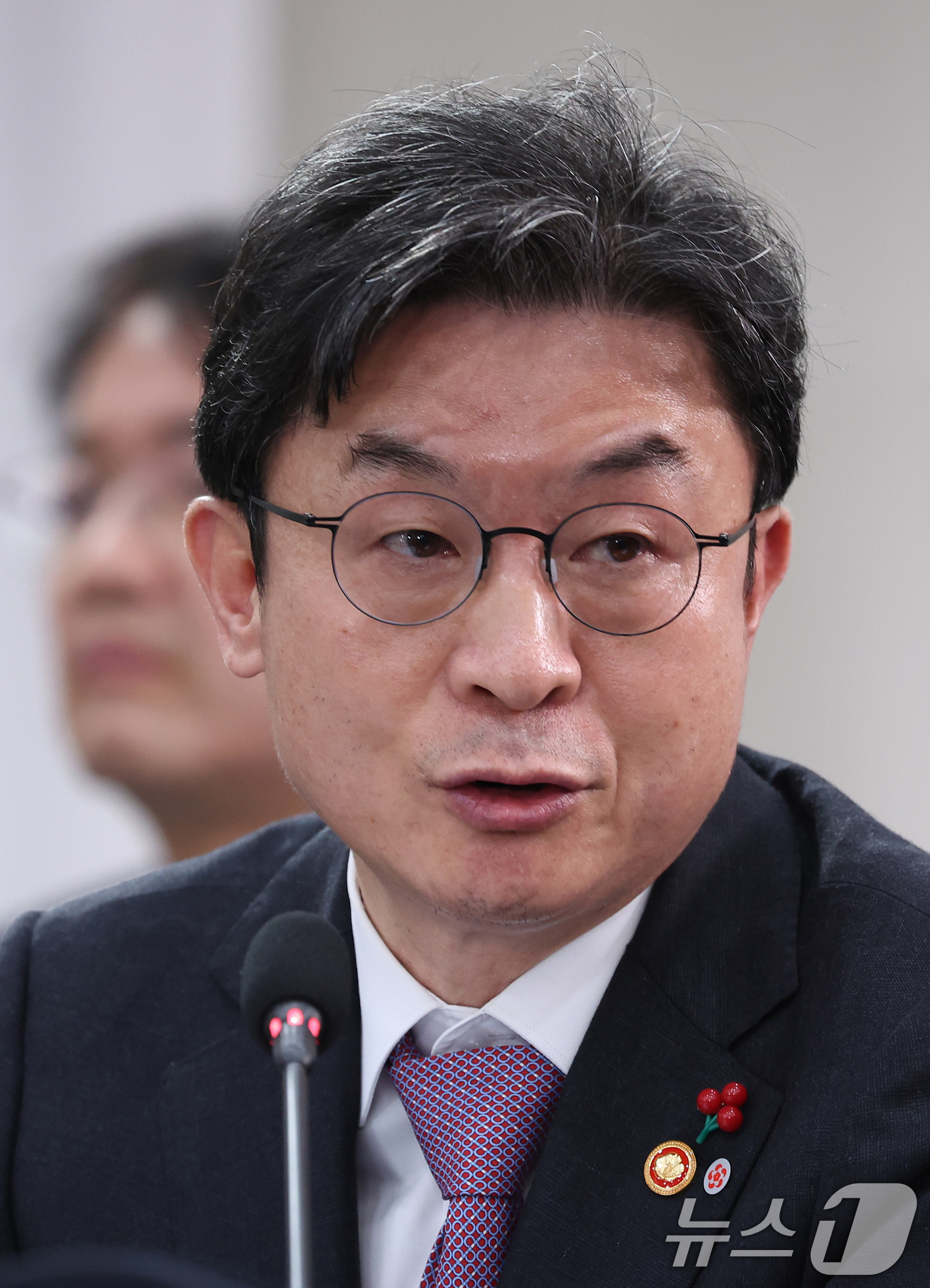 (부산=뉴스1) 이재명 기자 = 이억원 금융위원회 위원장이 23일 부산 동구 해양수산부 청사에서 열린 국무회의에서 발언하고 있다. (대통령실통신사진기자단) 2025.12.23/뉴스 …