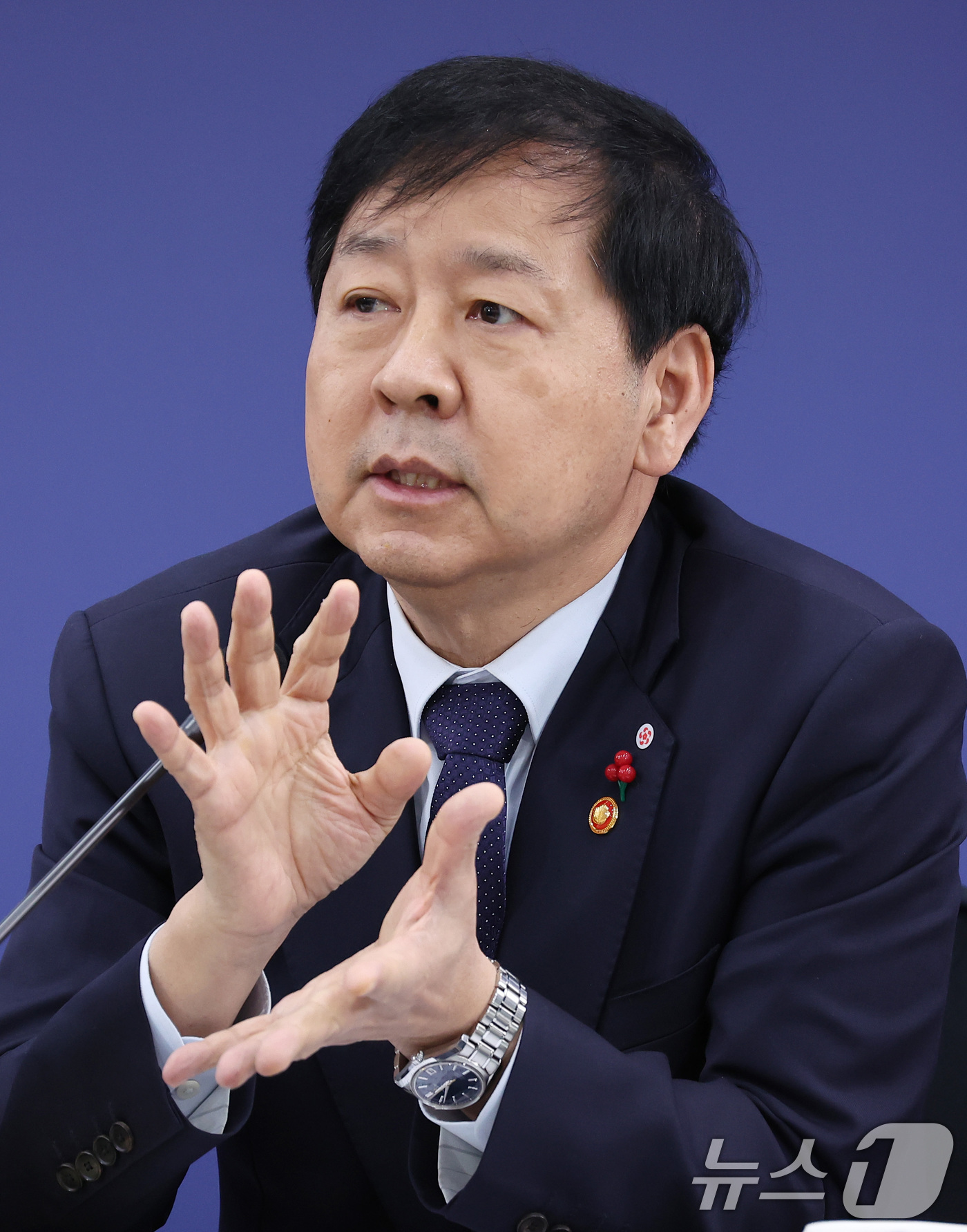 (부산=뉴스1) 이재명 기자 = 구윤철 부총리 겸 기획재정부 장관이 23일 부산 동구 해양수산부 청사에서 열린 국무회의에서 발언하고 있다. (대통령실통신사진기자단) 2025.12. …