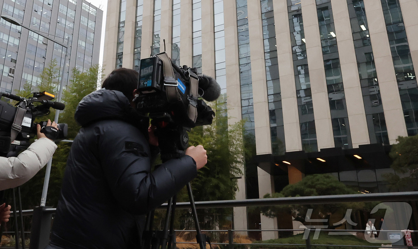 (서울=뉴스1) 장수영 기자 = '쿠팡 퇴직금 미지급 무혐의 외압' 의혹을 수사하는 관봉권·쿠팡 상설 특검팀이 23일 서울 송파구에 위치한 쿠팡풀필먼트서비스에 대한 압수수색에 착수 …