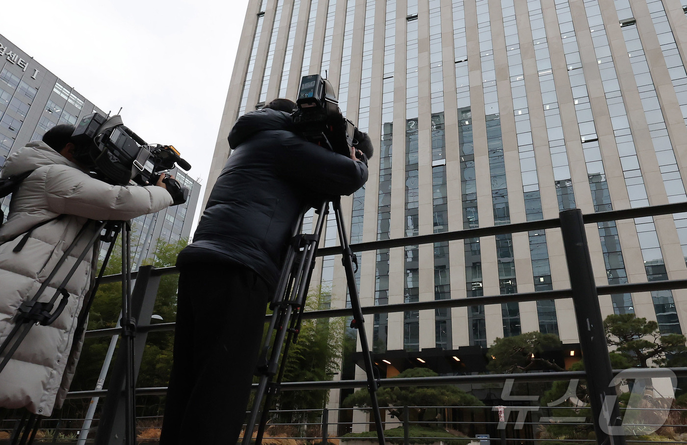 (서울=뉴스1) 장수영 기자 = '쿠팡 퇴직금 미지급 무혐의 외압' 의혹을 수사하는 관봉권·쿠팡 상설 특검팀이 23일 서울 송파구에 위치한 쿠팡풀필먼트서비스에 대한 압수수색에 착수 …