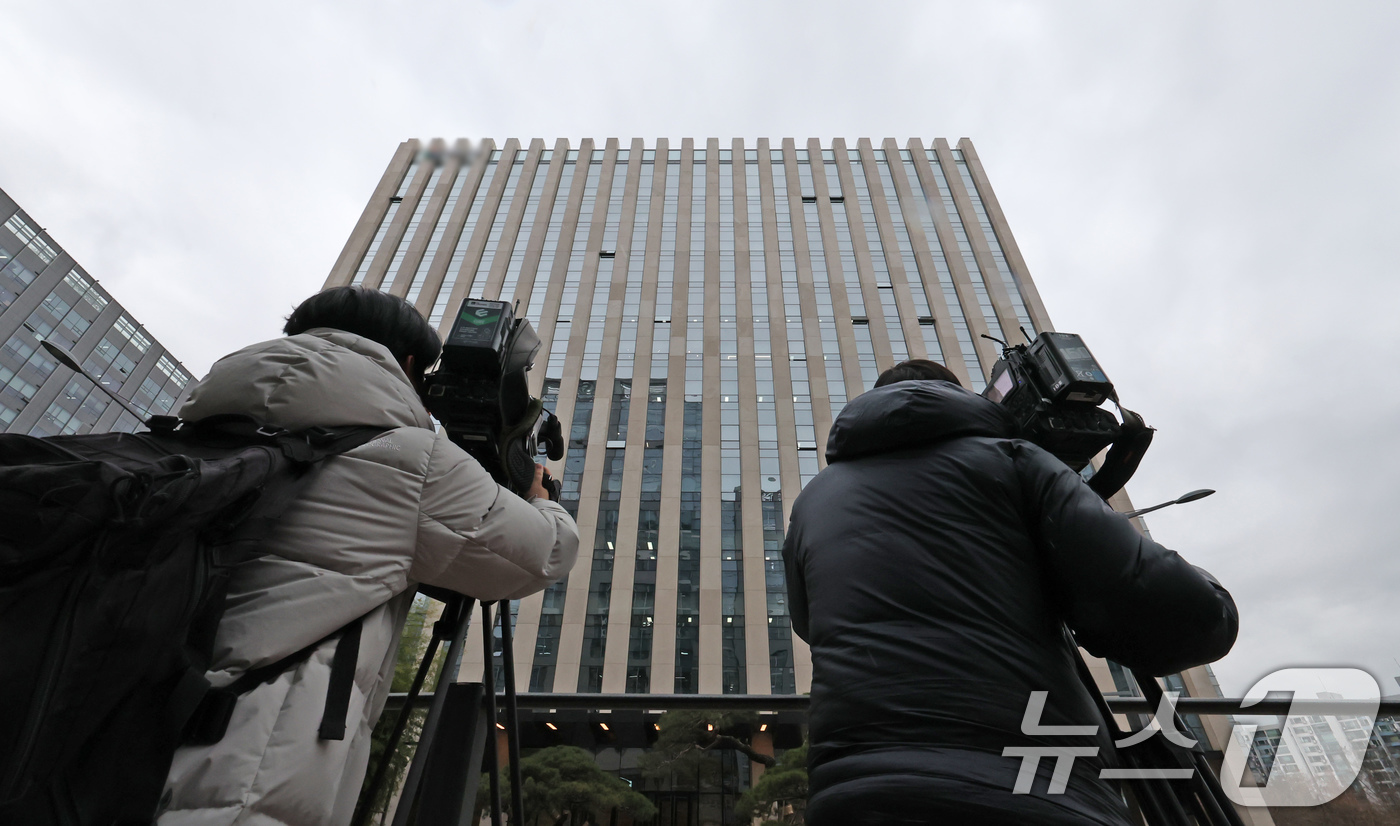 (서울=뉴스1) 장수영 기자 = '쿠팡 퇴직금 미지급 무혐의 외압' 의혹을 수사하는 관봉권·쿠팡 상설 특검팀이 23일 서울 송파구에 위치한 쿠팡풀필먼트서비스에 대한 압수수색에 착수 …