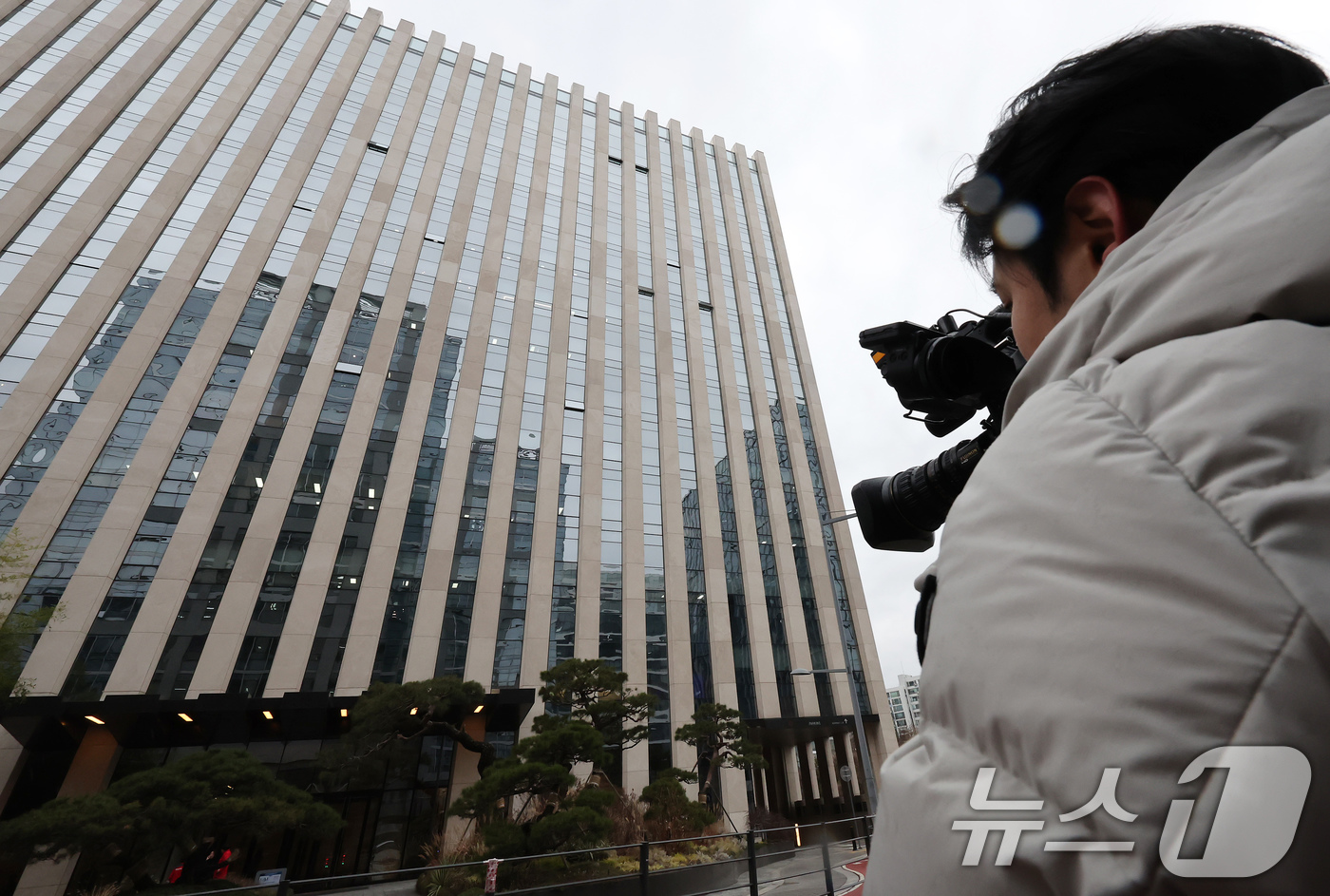 (서울=뉴스1) 장수영 기자 = '쿠팡 퇴직금 미지급 무혐의 외압' 의혹을 수사하는 관봉권·쿠팡 상설 특검팀이 23일 서울 송파구에 위치한 쿠팡풀필먼트서비스에 대한 압수수색에 착수 …