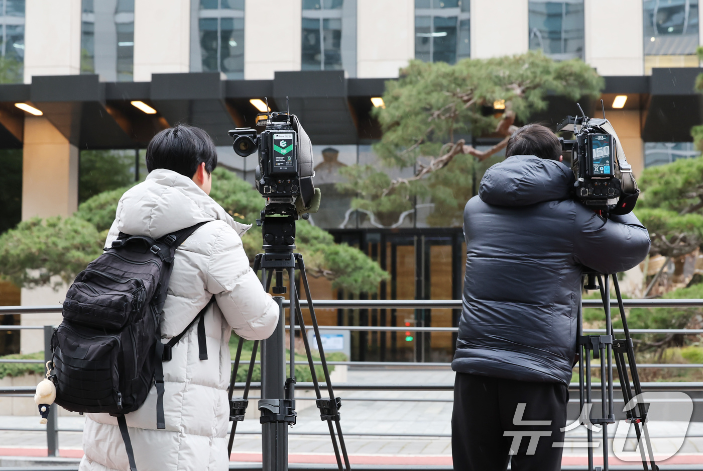 (서울=뉴스1) 장수영 기자 = '쿠팡 퇴직금 미지급 무혐의 외압' 의혹을 수사하는 관봉권·쿠팡 상설 특검팀이 23일 서울 송파구에 위치한 쿠팡풀필먼트서비스에 대한 압수수색에 착수 …