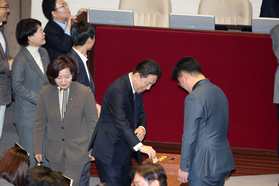 무제한 토론 종결 투표하는 김병기 원내대표