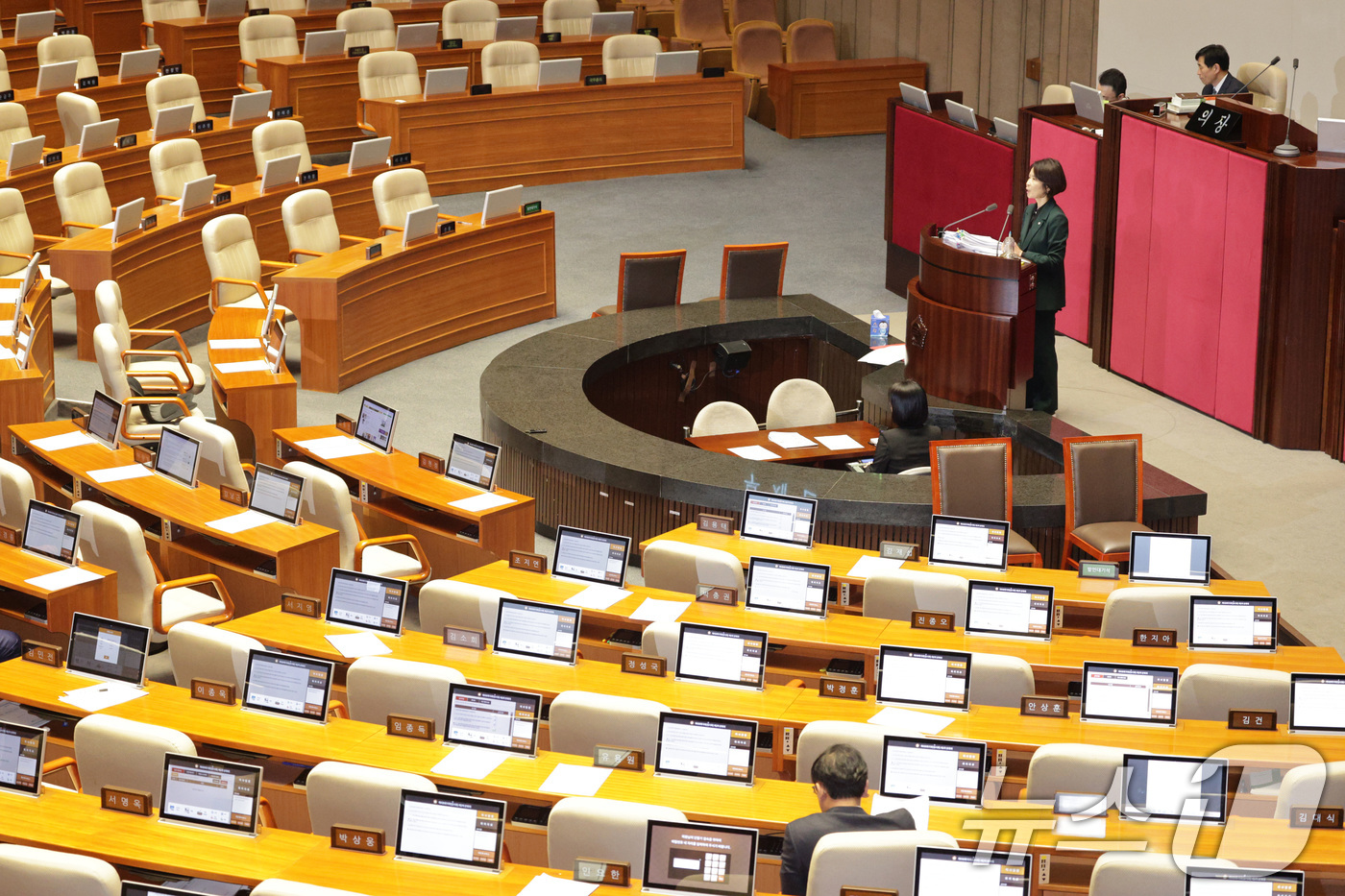 (서울=뉴스1) 신웅수 기자 = 최수진 국민의힘 의원이 23일 서울 여의도 국회에서 열린 제430회국회(임시회) 제2차 본회의에서 정보통신망 이용촉진 및 정보보호 등에 관한 법률 …