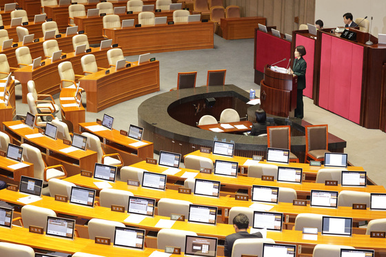 텅 빈 본회의장 속 필리버스터하는 최수진