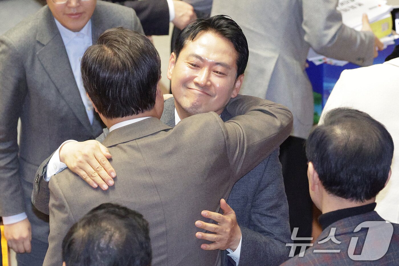 본문 이미지 - 장동혁 국민의힘 대표가 23일 서울 여의도 국회에서 열린 제430회국회(임시회) 제2차 본회의에서 '12·3 윤석열 비상계엄 등에 대한 전담재판부 설치 및 제보자 보호 등에 관한 특별법안(대안)에 대한 수정안'에 대한 무제한 토론(필리버스터)을 마친 후 의원들과 포옹하고 있다. 2025.12.23/뉴스1 ⓒ News1 신웅수 기자